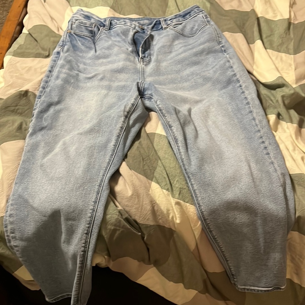 Light wash AE curvy mom jeans. Super cute!